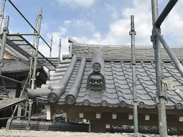 山門・脇塀の屋根工事が終了しました。