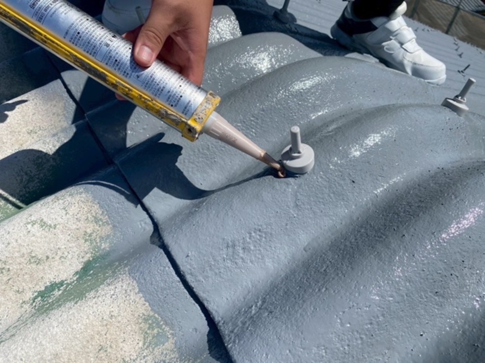 ④ 屋根下塗り（下地の保護と密着強化）