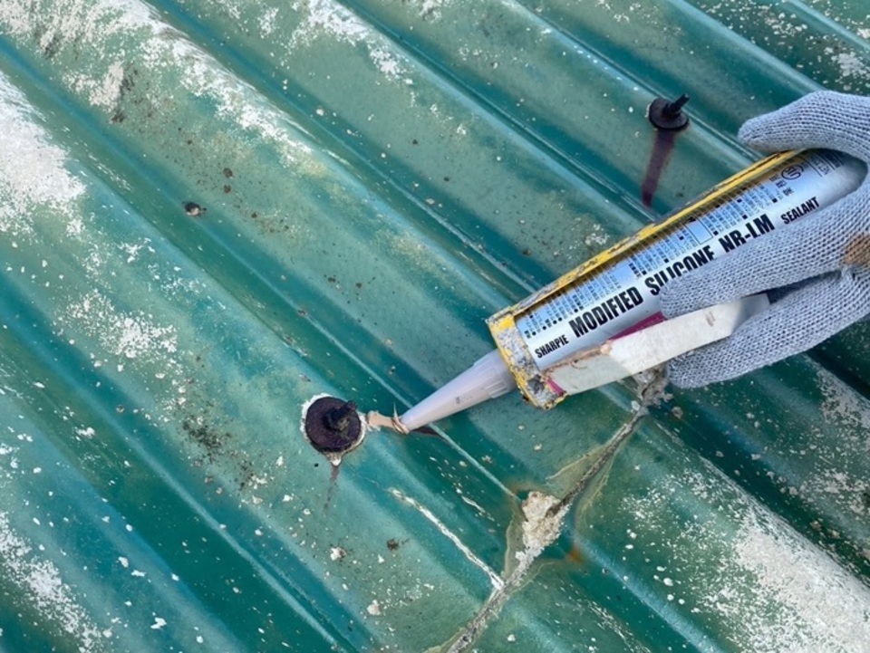 ④ 屋根下塗り（下地の保護と密着強化