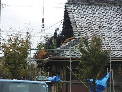 屋根葺き替え工事を始めました