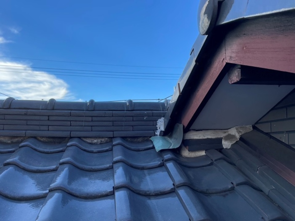 ３：壁際（かべぎわ）：屋根と壁が接する部分の漆喰もひどく剥がれ、雨水の侵入リスクが高まっていました。