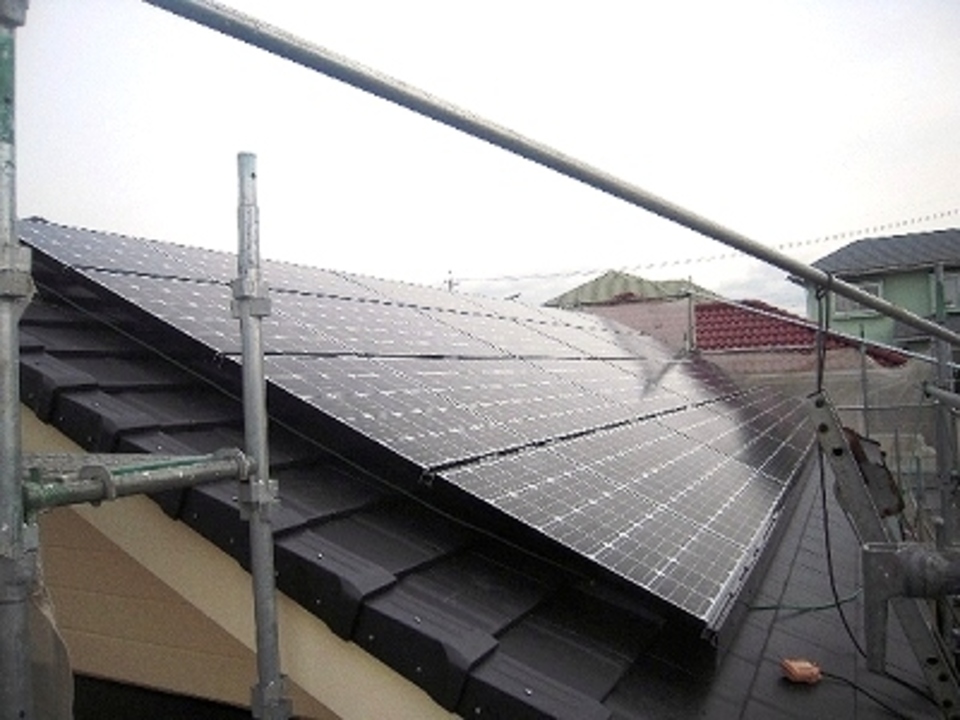 瓦葺きと太陽光の取り付け