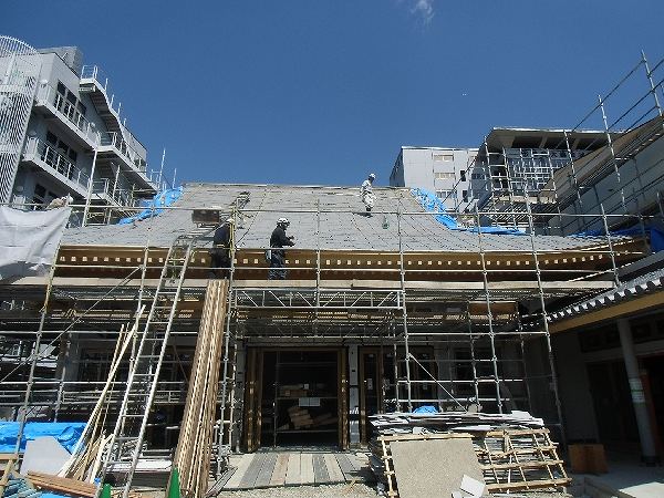 本堂の瓦葺き工事が始まりました