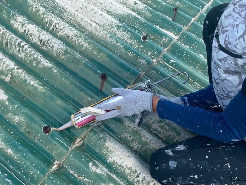 ④ 屋根下塗り（下地の保護と密着強化