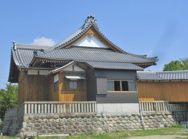 改修後の本殿裏面