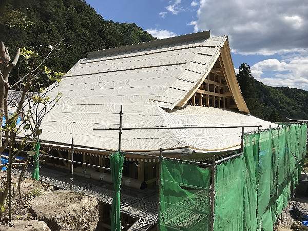 様本堂の屋根工事が始まりました。