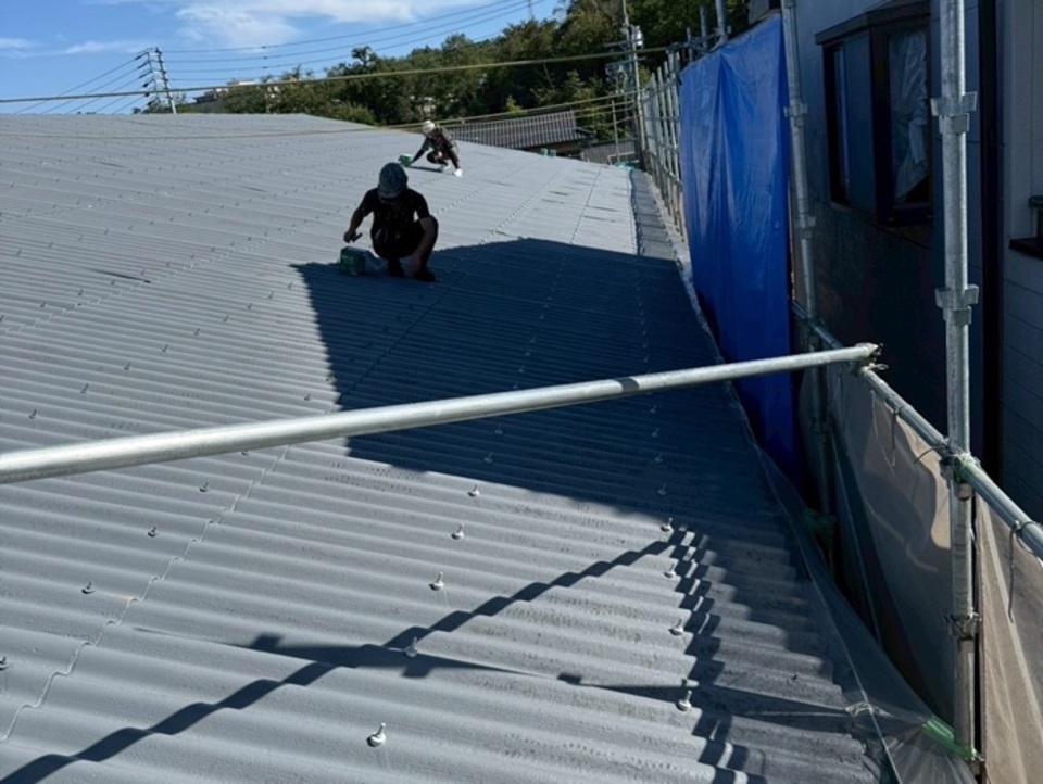 ⑤ 屋根　塗装仕上げ