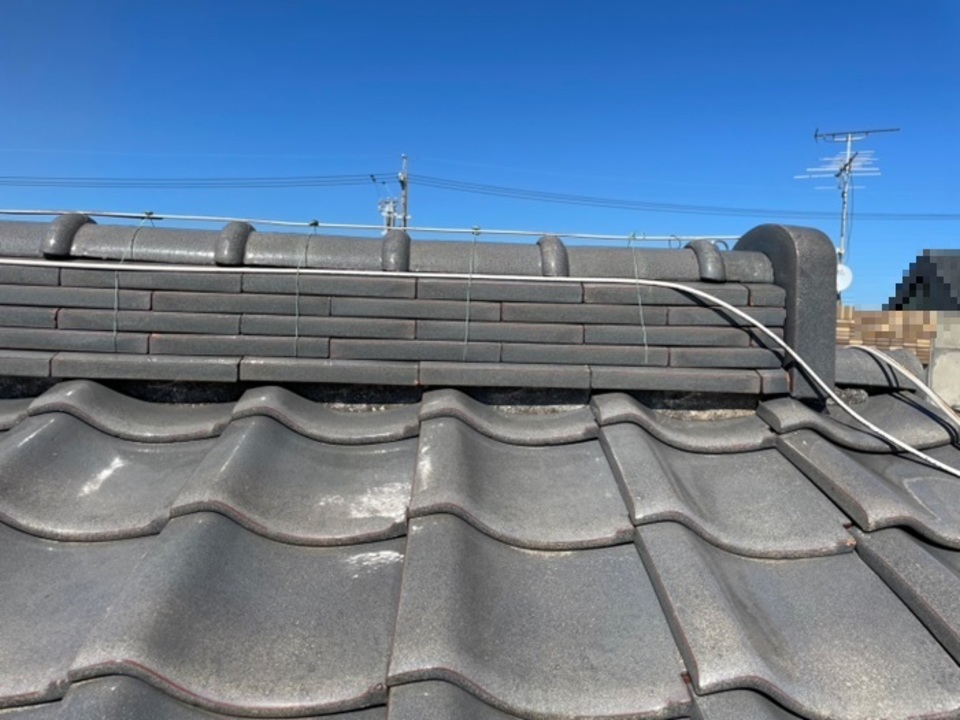 １：棟下（むねした）：瓦と瓦の隙間を埋める漆喰が大きく剥がれ落ち、下地の土が見えている状態。