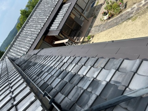 土岐市　緑青銅板から黒のガルバリウムへ一新！軒先庇のカバー工法で安心リフォーム
