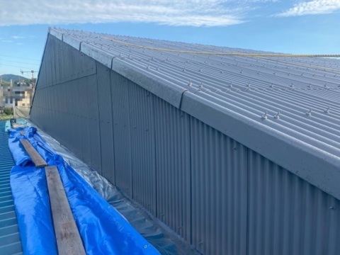 「某会社様倉庫 金属折板屋根の塗装工事（１期）」に続く第２期工事　『 外壁下塗りと仕上げ』