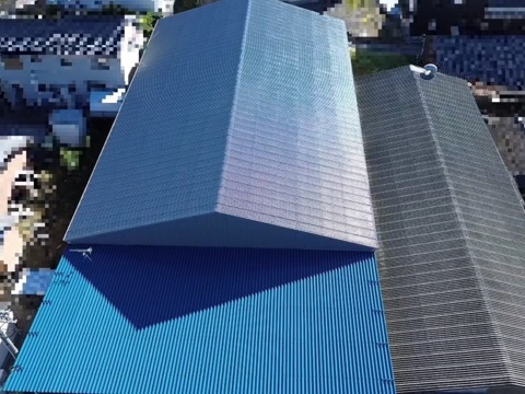 「某会社様倉庫 金属折板屋根の塗装工事（１期）」に続く第２期工事　『 工事完了』