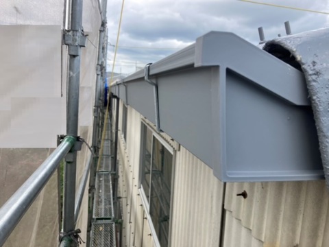 「某会社様倉庫 金属折板屋根の塗装工事（１期）」に続く第２期工事　『 軒樋（のきどい）の付け直し』