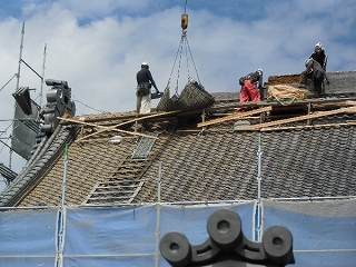 屋根の解体工事開始
