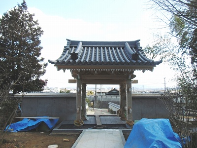 裏側から見た山門です