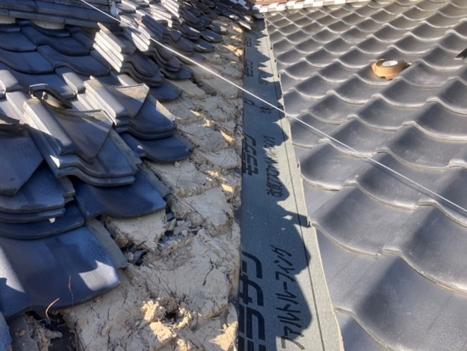 2. 既存の穴を埋め、下葺き材を被せる