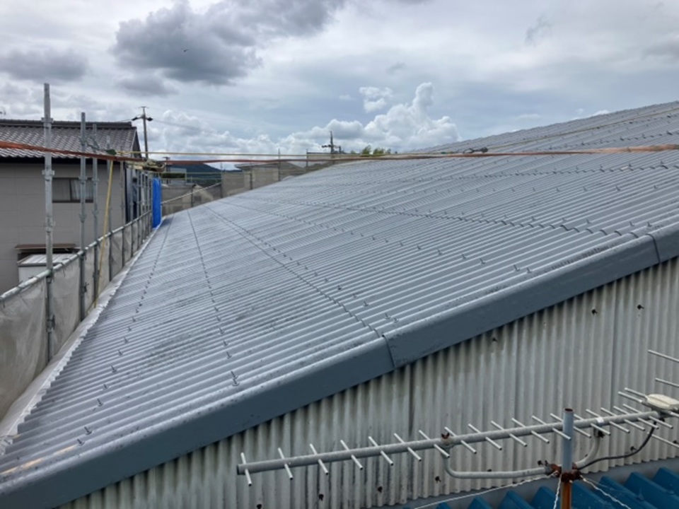 ⑤ 屋根　塗装仕上げ