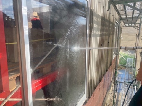 「某会社様倉庫 金属折板屋根の塗装工事（１期）」に続く第２期工事　『 仕上げの清掃』