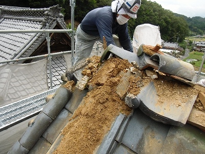 鐘楼の瓦めくり工事