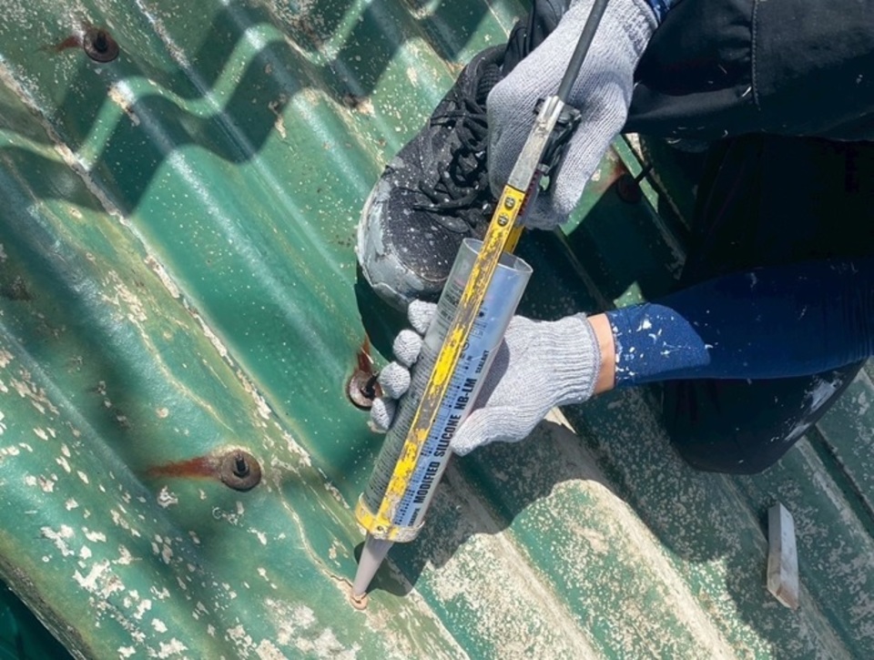 ④ 屋根下塗り（下地の保護と密着強化