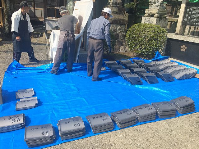 瓦の記名作業