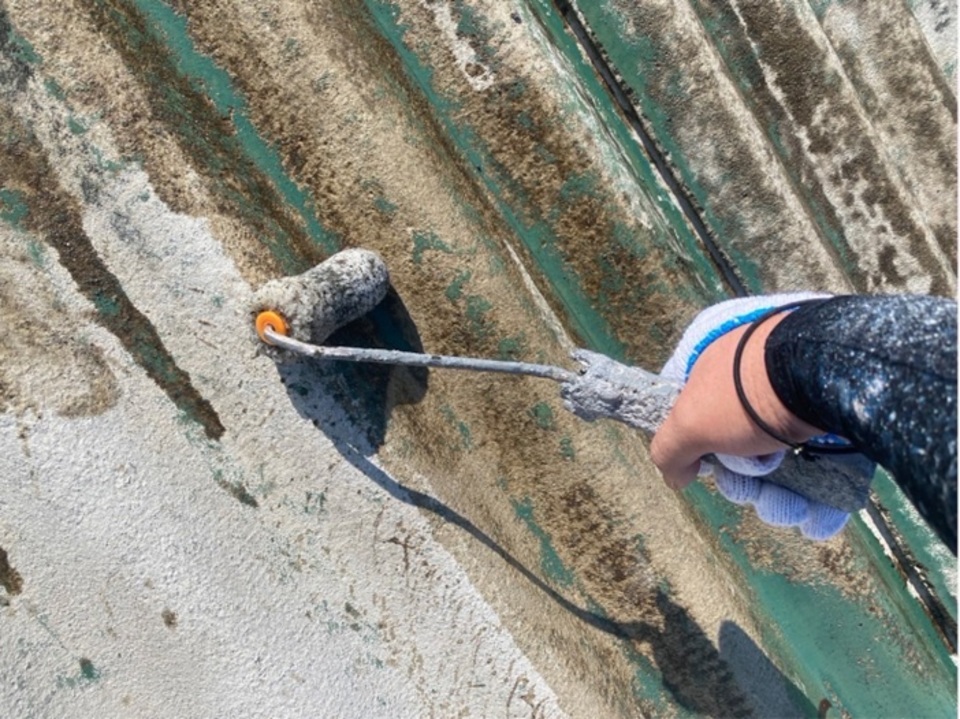 ④ 屋根下塗り（下地の保護と密着強化）