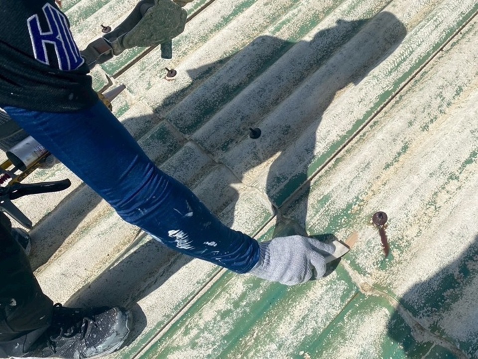 ④ 屋根下塗り（下地の保護と密着強化
