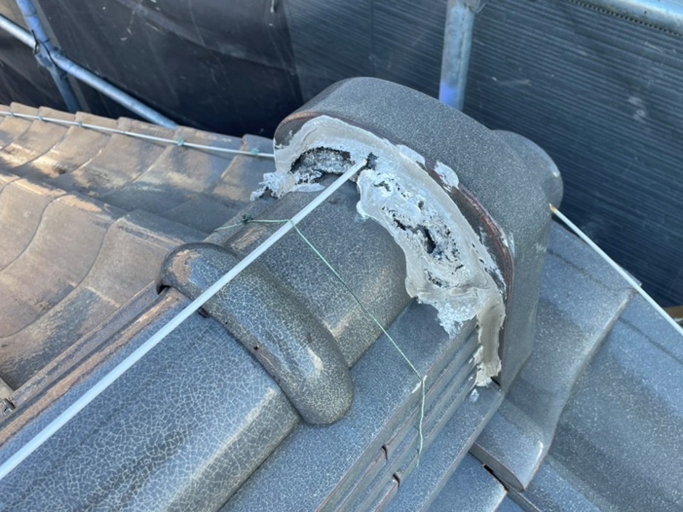 ２：鬼元（おにもと）：屋根の端にある鬼瓦（おにがわら）の根本部分の漆喰が、雨風にさらされボロボロに。