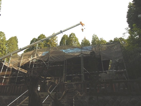 山岡町の八王子神社の屋根葺き替え工事をはじめました。