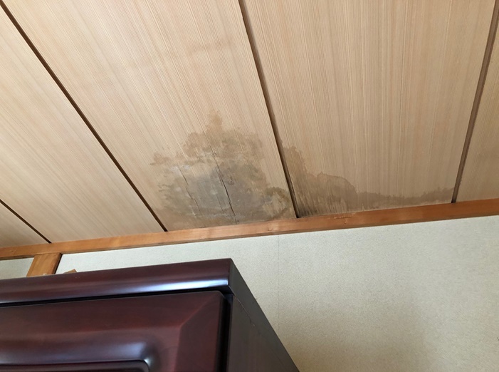 土岐市 天井にシミ雨漏れです スタッフダイアリー 丸新 岐阜県 屋根工事・外装工事 土岐市 天井にシミ雨漏れです スタッフダイアリー 丸新 岐阜県 屋根工事・外装工事